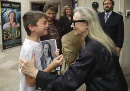 Juan, de diez años, le entregó a Meryl Streep un ramo de flores y consiguió, emocionado y entre lágrimas, su autógrafo.