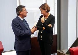 Laureano Lourido y Carmen Moriyón charlan tras la reunión que mantuvieron ayer en la sede de la Autoridad Portuaria para hablar de Naval Gijón.