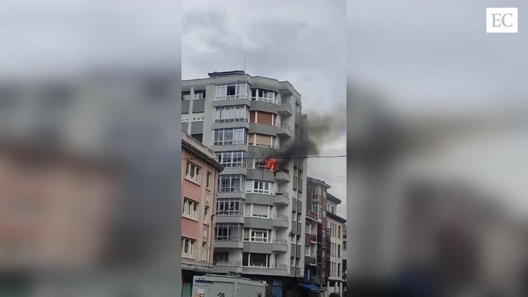 Un incendio en Avilés obliga a desalojar un edificio