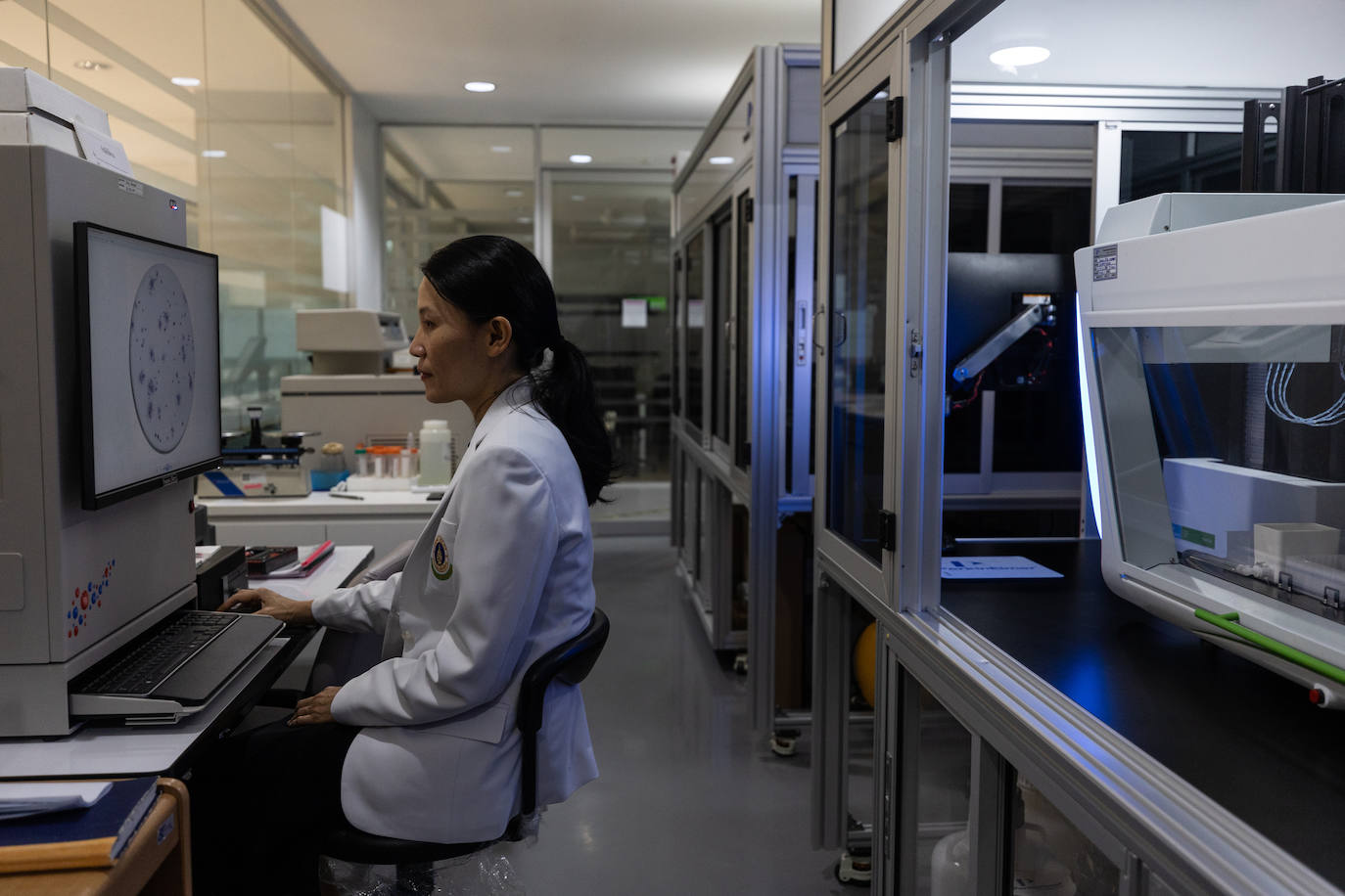 La doctora Panisadee trabaja en el laboratorio contra el dengue del Hospital Siriraj en Bangkok, que colabora con la ong.