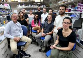 Felipe Lombó, Paula Valdés, Juan Serna, Sergio Alonso, Luis Fernández, Gemma Fernández, Javier Fernández, Ángel Manteca, Patrick McAlpine, Ignacio Gutiérrez del Río y Patricia Magadán, del grupo de Biotecnología de Nutracéuticos y Compuestos Bioactivos (BIONUC) de la Universidad de Oviedo.