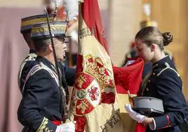 La Princesa, jurando bandera en Zaragoza el pasado 7 de octubre. En la página siguiente, de naranja, en una reunión de jóvenes en Girona, acto al que acudió ya sin sus padres y junto a su hermana.