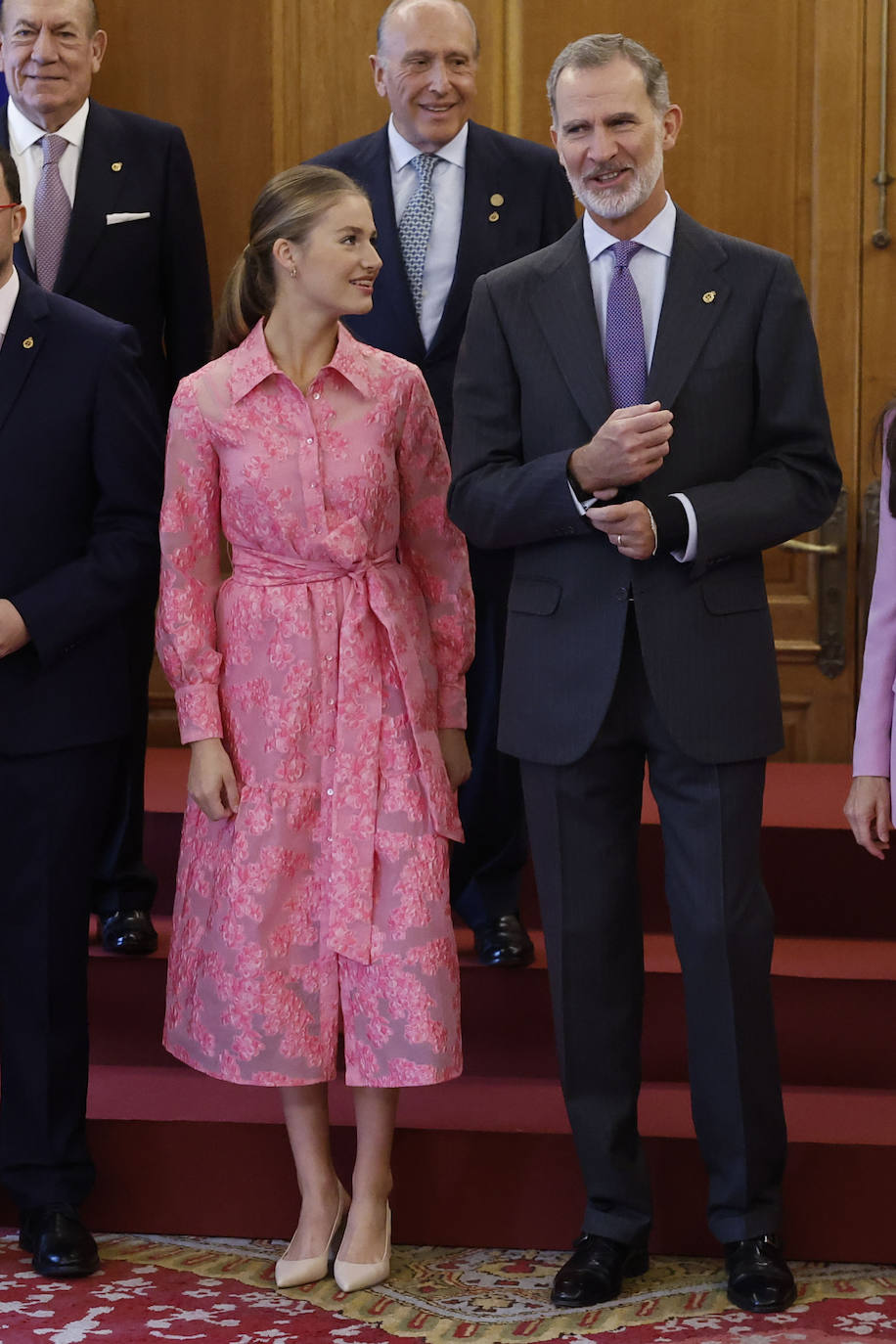 Don Felipe, muy elegante, ha usado un traje gris de raya diplomática y una corbata de un tono similar al conjunto de la reina Letizia. 