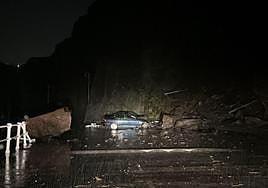 Desprendimiento de varias rocas de gran tamaño en el paseo de la playa de Luarca, afectando a un vehículo que estaba aparcado .