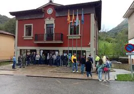Una treintena de ganaderos se concentran frente al Ayuntamiento de Morcín en Santa Eulalia, ayer por la mañana.