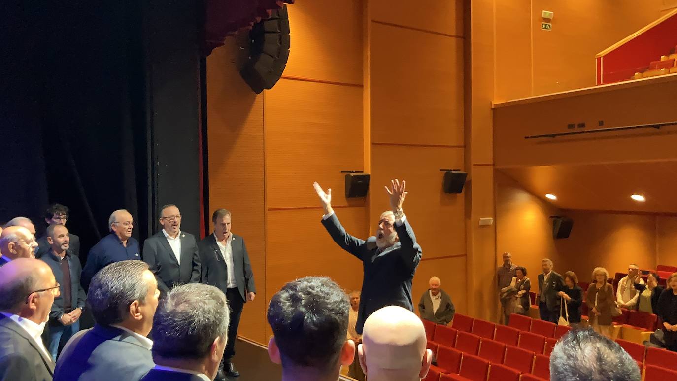 Imagen secundaria 1 - Navia se rinde a Arturo Prieto por «transmitir el amor por la música»