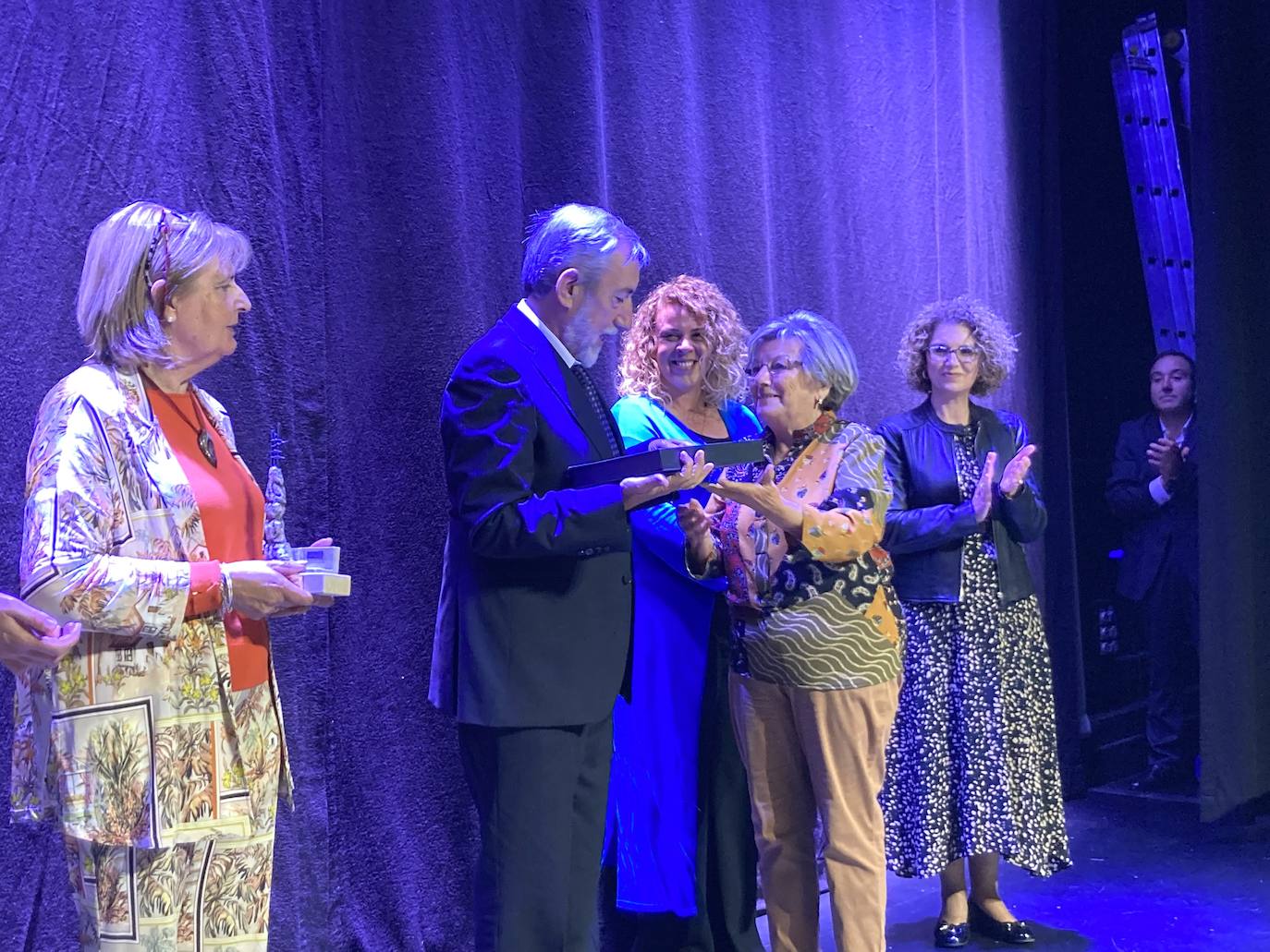 Imagen principal - Navia se rinde a Arturo Prieto por «transmitir el amor por la música»