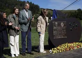 La Princesa Leonor destapa la placa que reza en su grabado el premio a Pueblo Ejemplar 2023 a las parroquias de Arroes, Peón y Candanal.