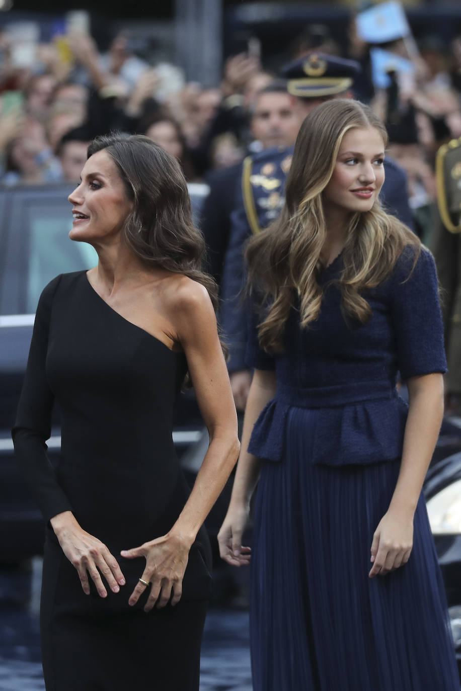 La Reina y la Princesa lucieron pelo suelto con suaves hondas.