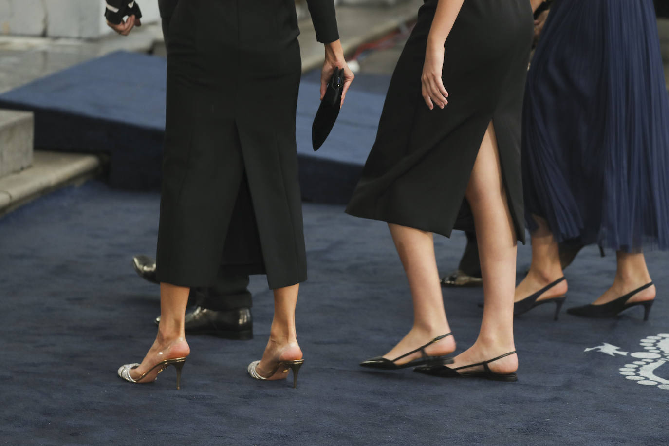 Doña Letizia usó para la ocasión unos zapatos joya destalonados de Aquazzura. La Princesa tamién llevó zapatos de tacón destalonados a juego con el vestido. La Infanta Sofía, por su parte, optó por unas bailarinas en color negro.