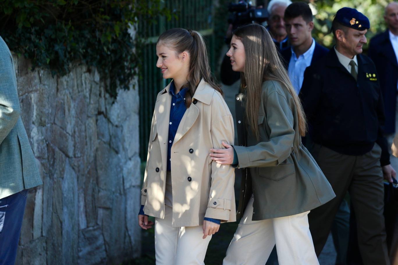 La Princesa Leonor y la Infanta Sofía han lucido estilismos cómodos para entregar el premio a Arroes, Peón y Candanal