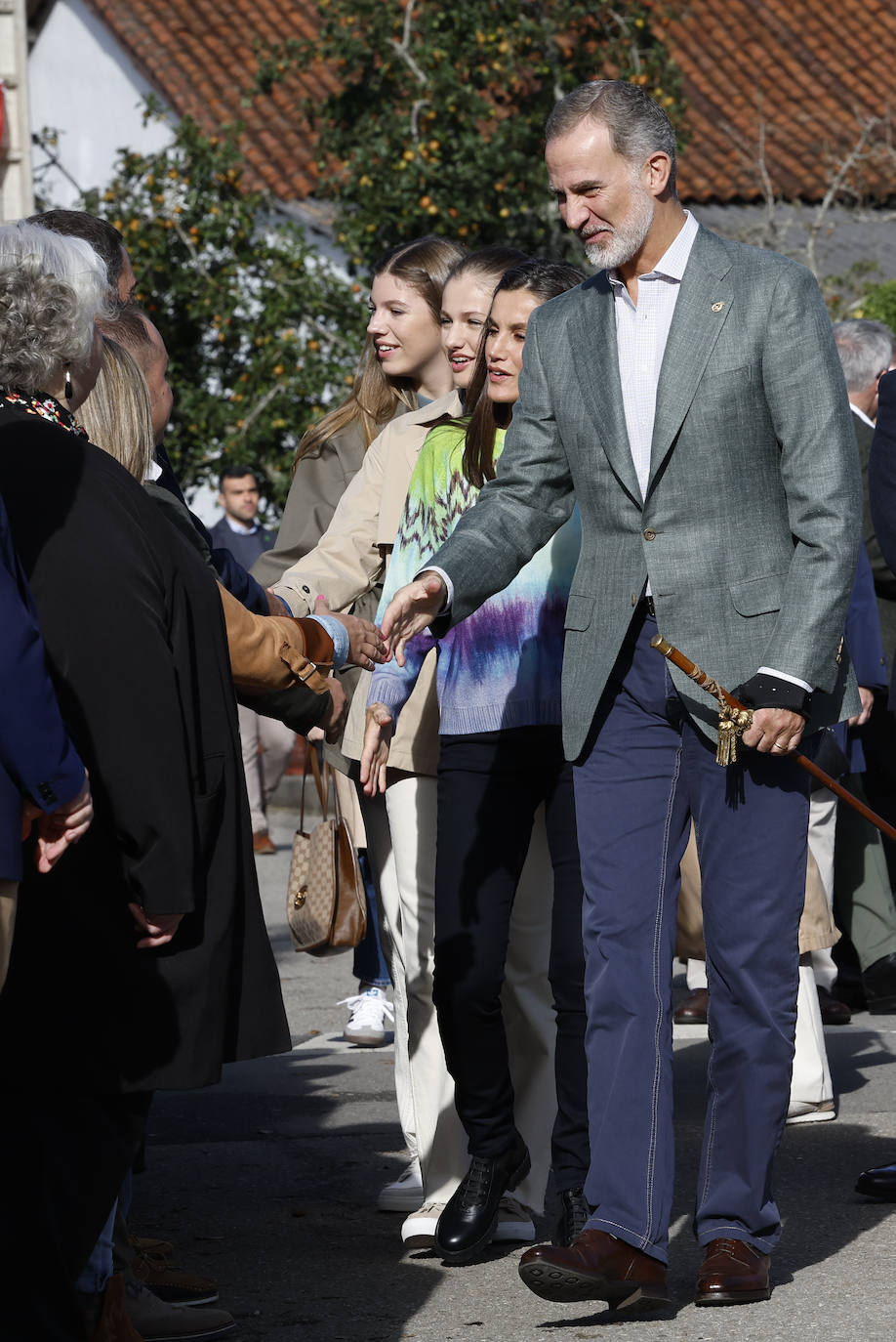 El Rey Felipe ha llevado una americana gris, camisa clara, pantalón azul oscuro y zapatos marrones. 