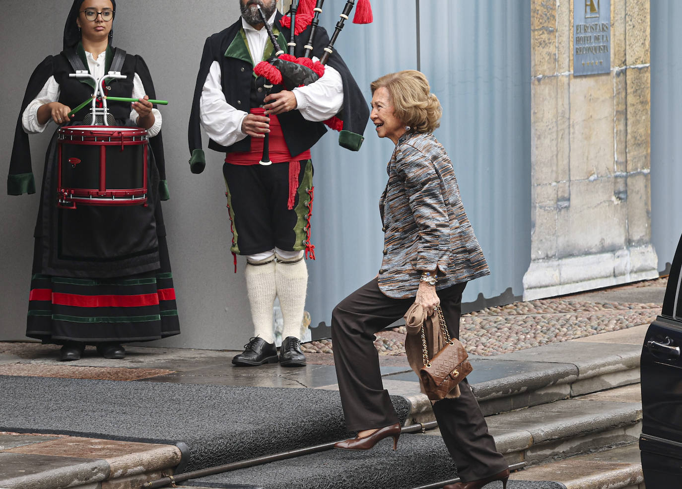 Complementó su estilismo con elegantes joyas y con unos zapatos del mismo tono que el bolso.