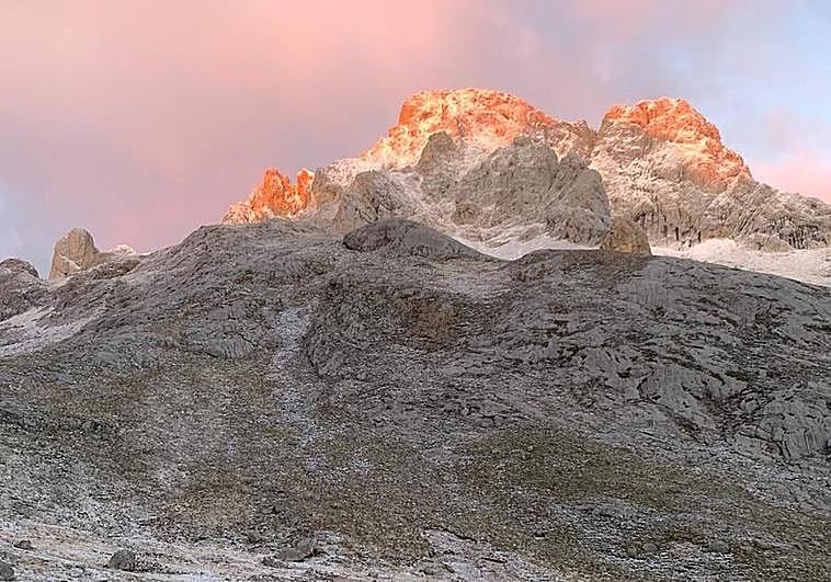 En la foto, nieve en el entorno del Urriellu. | En el vídeo, una fina capa blanca cubre Somiedo.