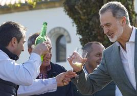 El rey Felipe VI toma un culín de sidra en Arroes.