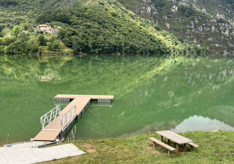 Uno de los dos pantalanes instalados en el embalse de Tanes, el denominado como lúdico.