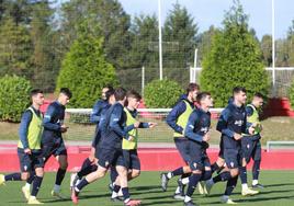 Un grupo de jugadores del Sporting, durante la sesión de entrenamiento de ayer en Mareo.