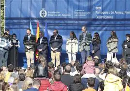 Álvaro y Lucía, en nombre de los vecinos, agradecen el Premio ante las autoridades.