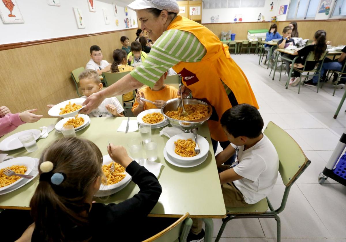 tColegios. Son once los centros escolares que ofrecen servicio de comedor, además de cinco institutos que envían a sus alumnos a los comedores de los colegios más cercanos. En las fotográfias el colegio de La Luz. ::PALOMA UCHA