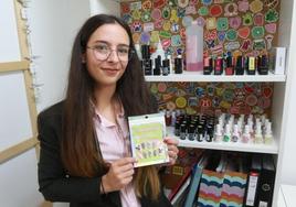 Laura Valles, propietaria de la firma Luúlu Lemoni, con uno de sus packs de uñas fabricadas en su taller.