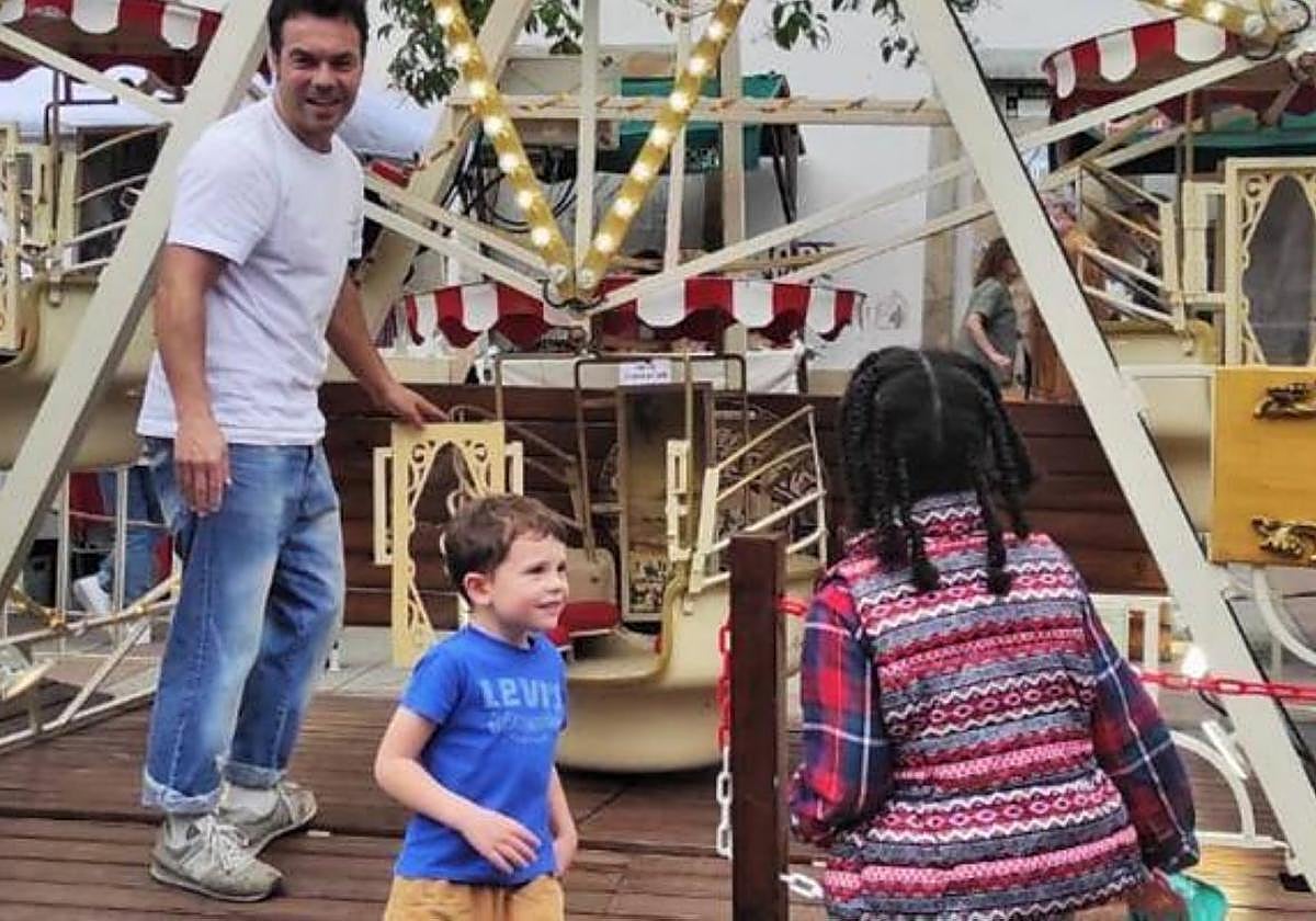 Pequeños y mayores se divierten en la anterior edición del mercado.