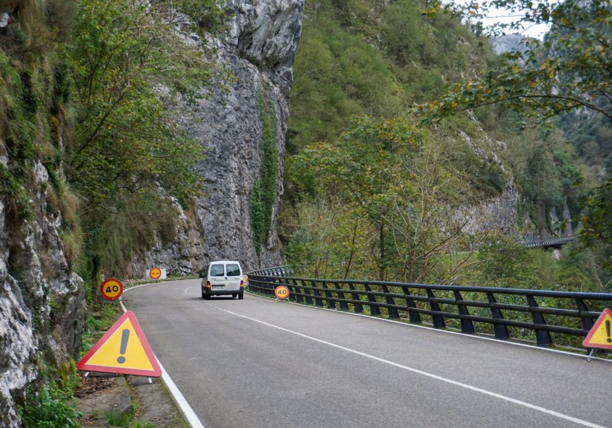 Una furgoneta circula por el tramo del accidente, donde se han colocado señales de precaución.