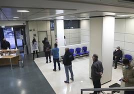 Pacientes en la sala de espera de una consulta en el centro de salud de Zarracina, en Gijón.