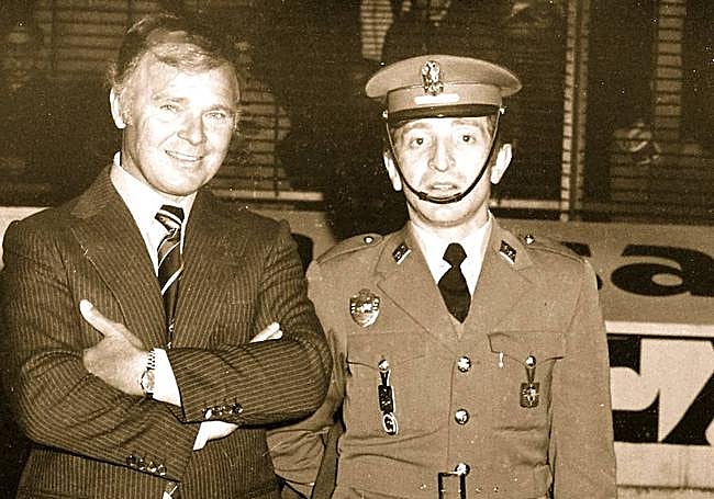 El cabo primero José Manuel del Riego, con Kubala, en un partido internacional en Gijón.