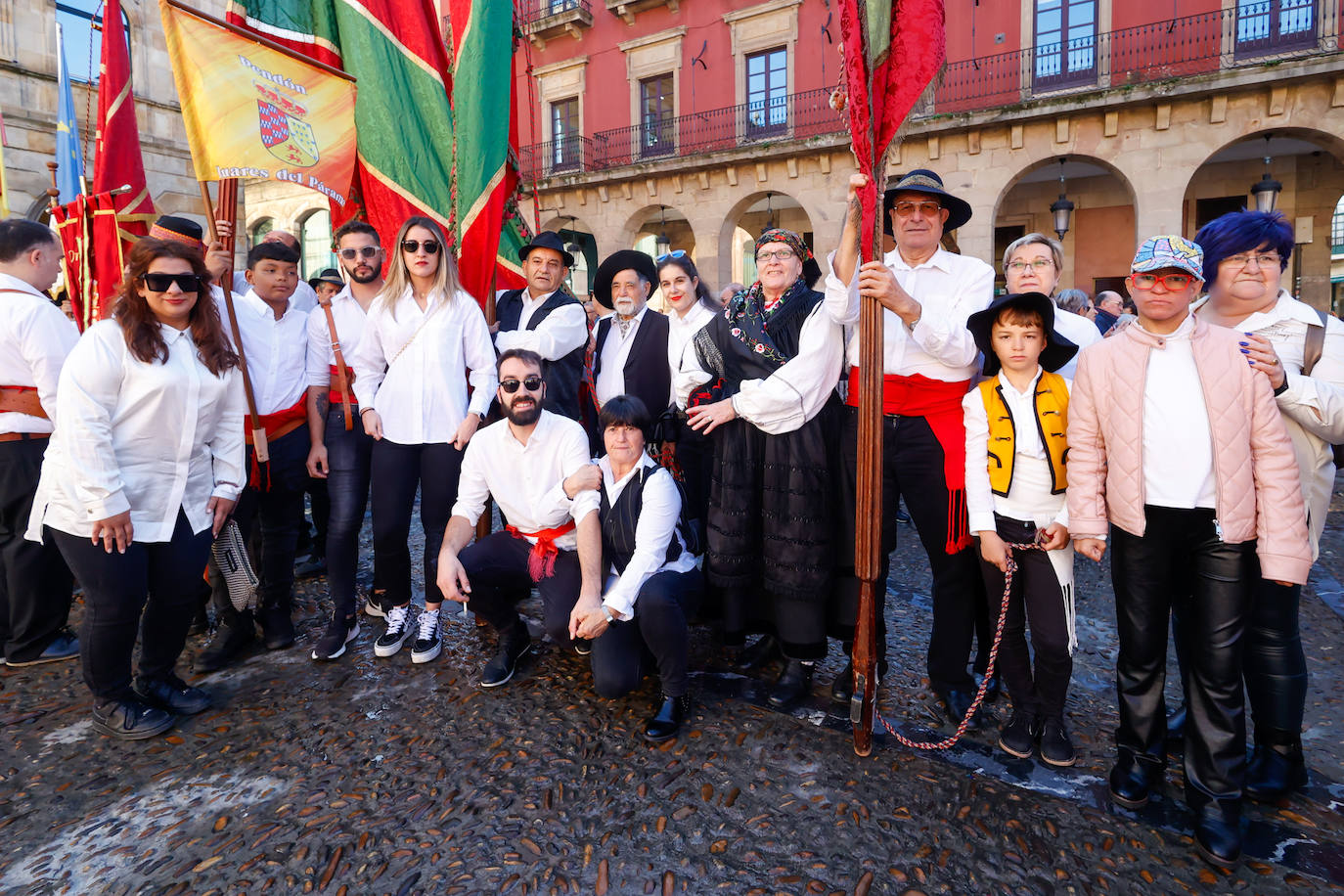 Desfile de pendones para fortalecer los lazos entre Gijón y León