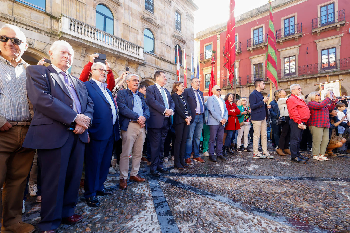 Desfile de pendones para fortalecer los lazos entre Gijón y León