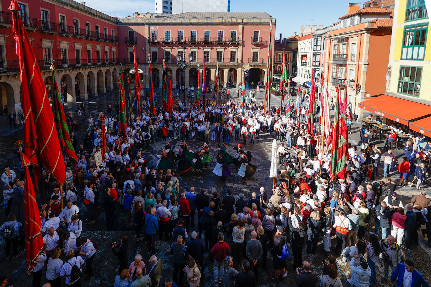 Desfile de pendones para fortalecer los lazos entre Gijón y León