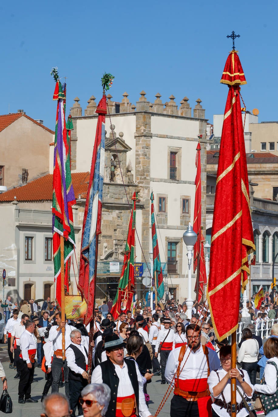 Desfile de pendones para fortalecer los lazos entre Gijón y León