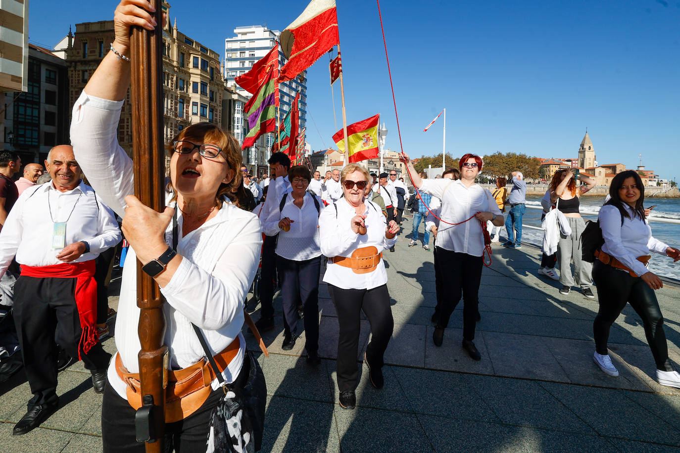 Desfile de pendones para fortalecer los lazos entre Gijón y León