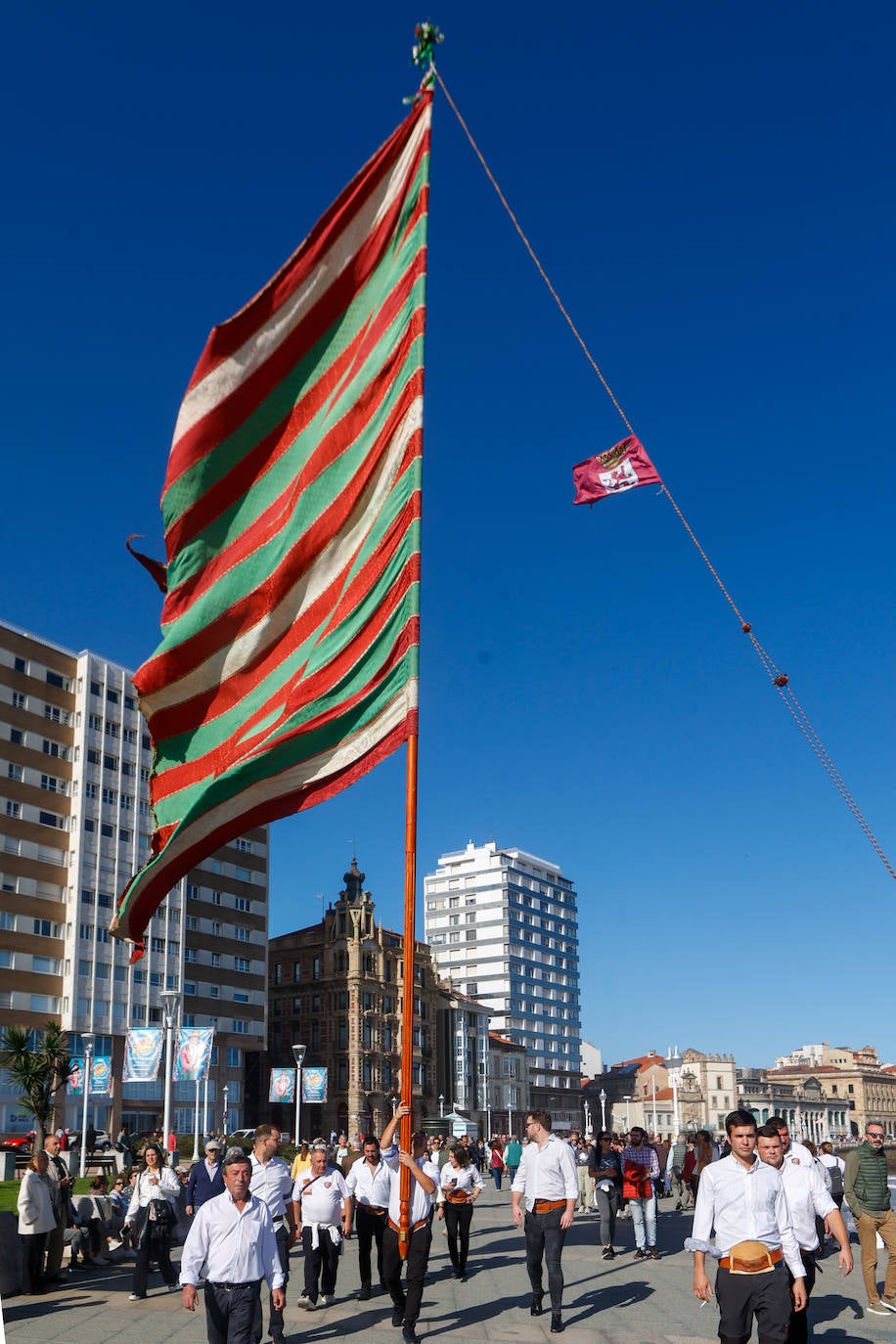 Desfile de pendones para fortalecer los lazos entre Gijón y León