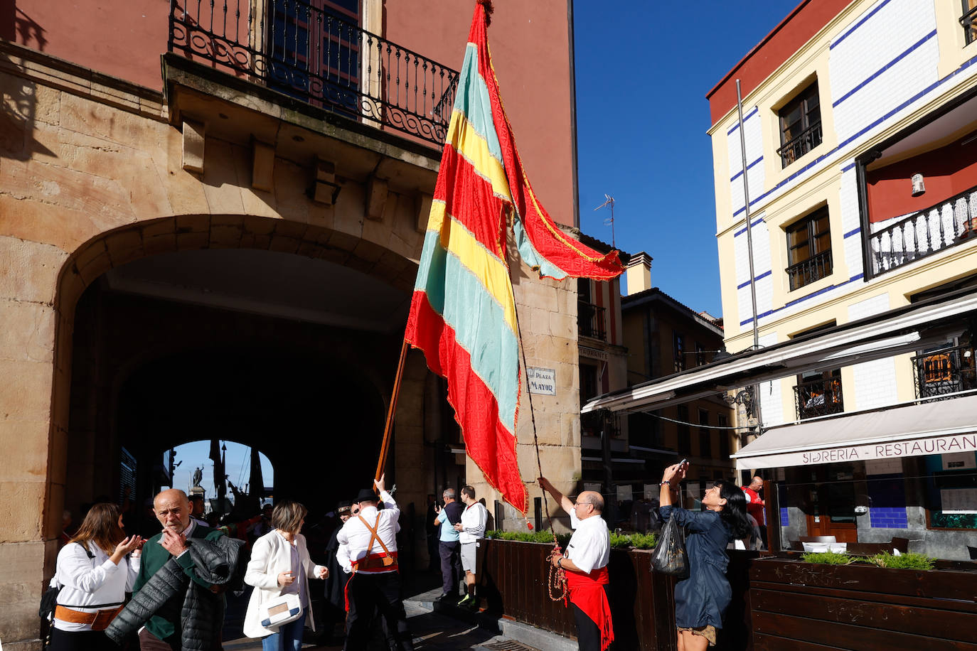 Desfile de pendones para fortalecer los lazos entre Gijón y León