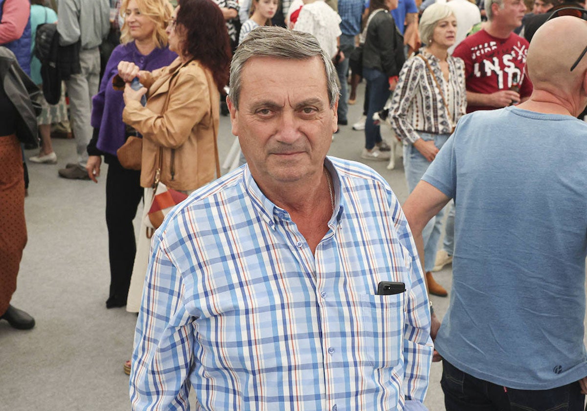 Imagen secundaria 2 - Los gijoneses Evaristo López, Joel López y Linda Llamas. | Penélope Blanco y Óscar González con un tonel de sidra. | Eliseo Vallina, presidente de los vecinos de Peón y Candanal.