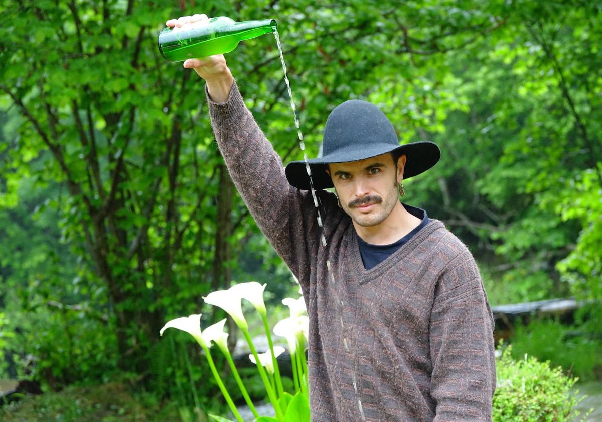 Rodrigo Cuevas escanciando sidra en el chigre de Vegarrionda (Piloña).