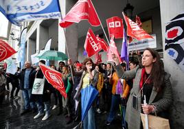 Docentes frente a las puertas de la consejería de Educación.