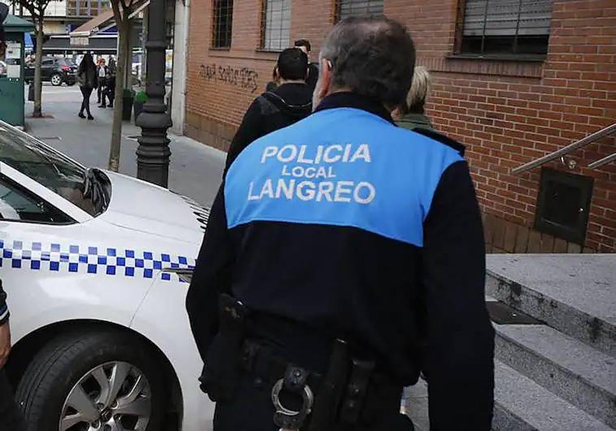 Un agente de la Policía Local de Langreo.