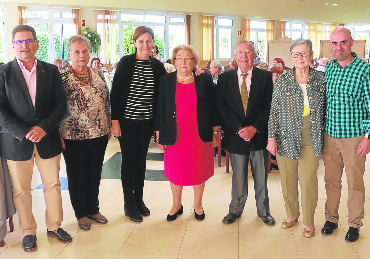 Carmen Moriyón acudió a homenajear a los mayores de Caldones.