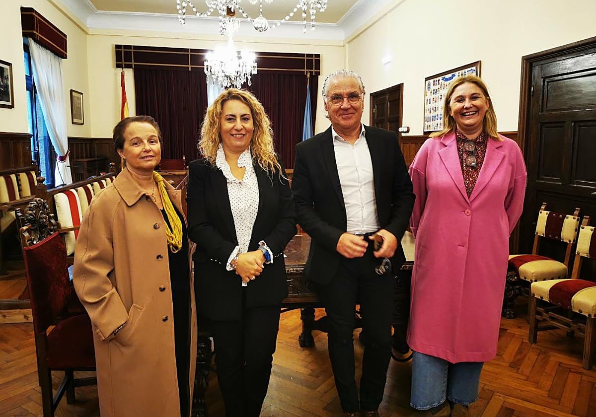 Lucia Noriega, presidenta de la Federación de Deportes de Invierno; Gemma Álvarez, alcaldesa de Lena; Jesús Kocina, presidente de la Fundación Eduardo Kocina, y Marisol Mesa, directora de la fundación.