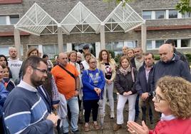 Los alcaldes de Tapia y Navia, Pedro Fernández y Ana Fernández, reunidos ayer a las puertas del Hospital de Jarrio con varios miembros de la plataforma 'Salvemos nuestro hospital'.