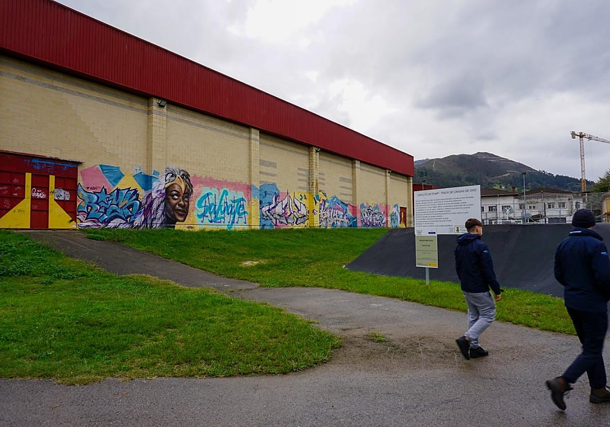 El Ayuntamiento renovará la cubierta del pabellón deportivo, tras el cual se han creado nuevos espacios.