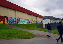 El Ayuntamiento renovará la cubierta del pabellón deportivo, tras el cual se han creado nuevos espacios.