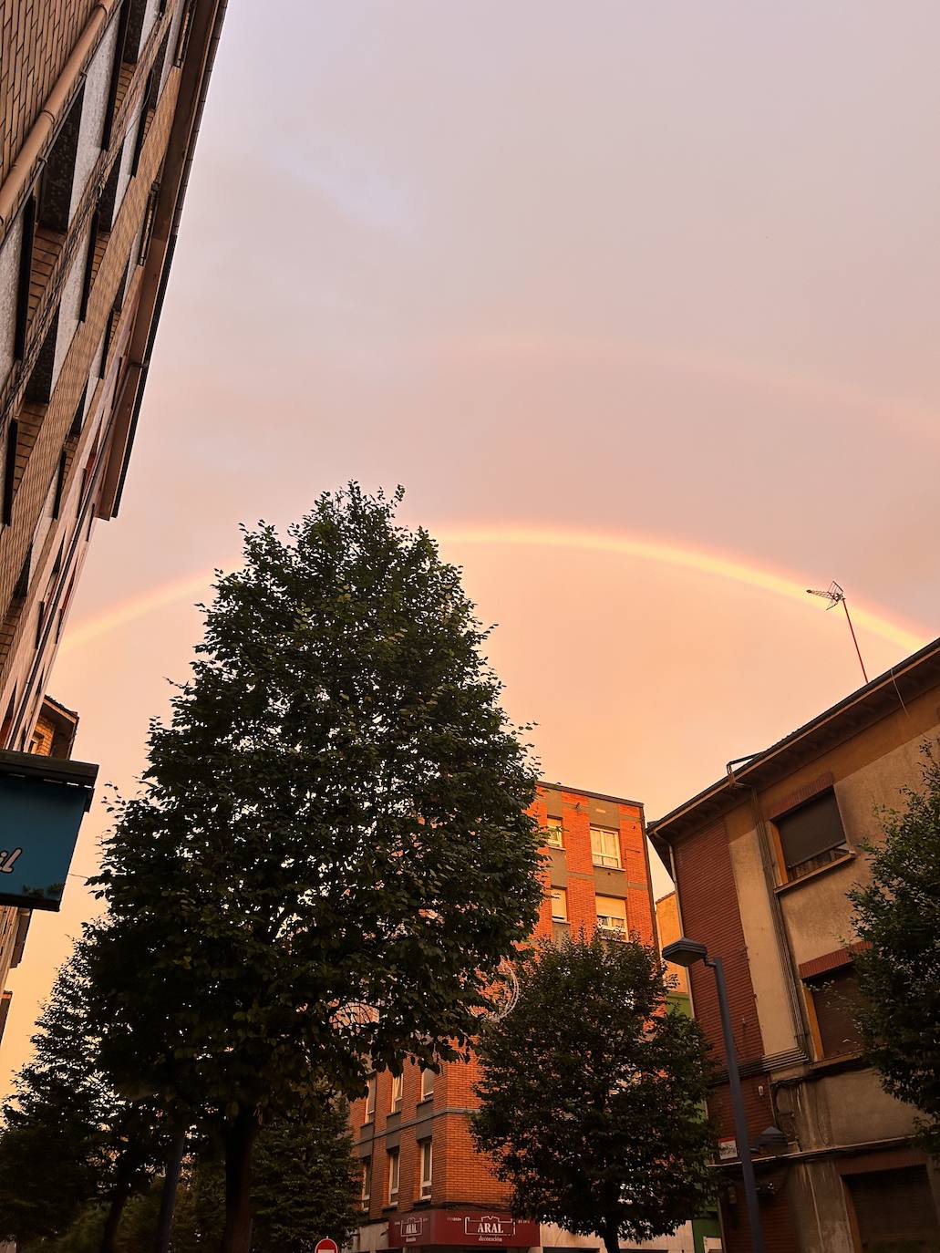 El espectacular arcoíris que dio los buenos días a Gijón