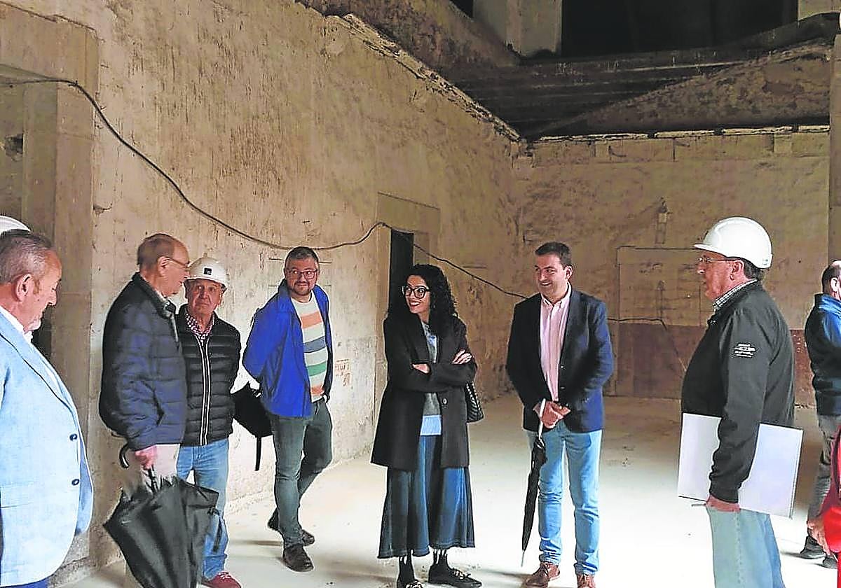 Vanessa Gutiérrez, entre Alejandro Bermúdez y Sergio Hidalgo, en el interior del monasterio.