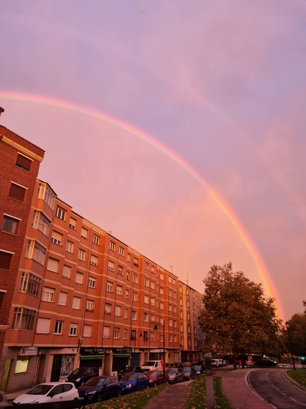 El espectacular arcoíris que dio los buenos días a Gijón