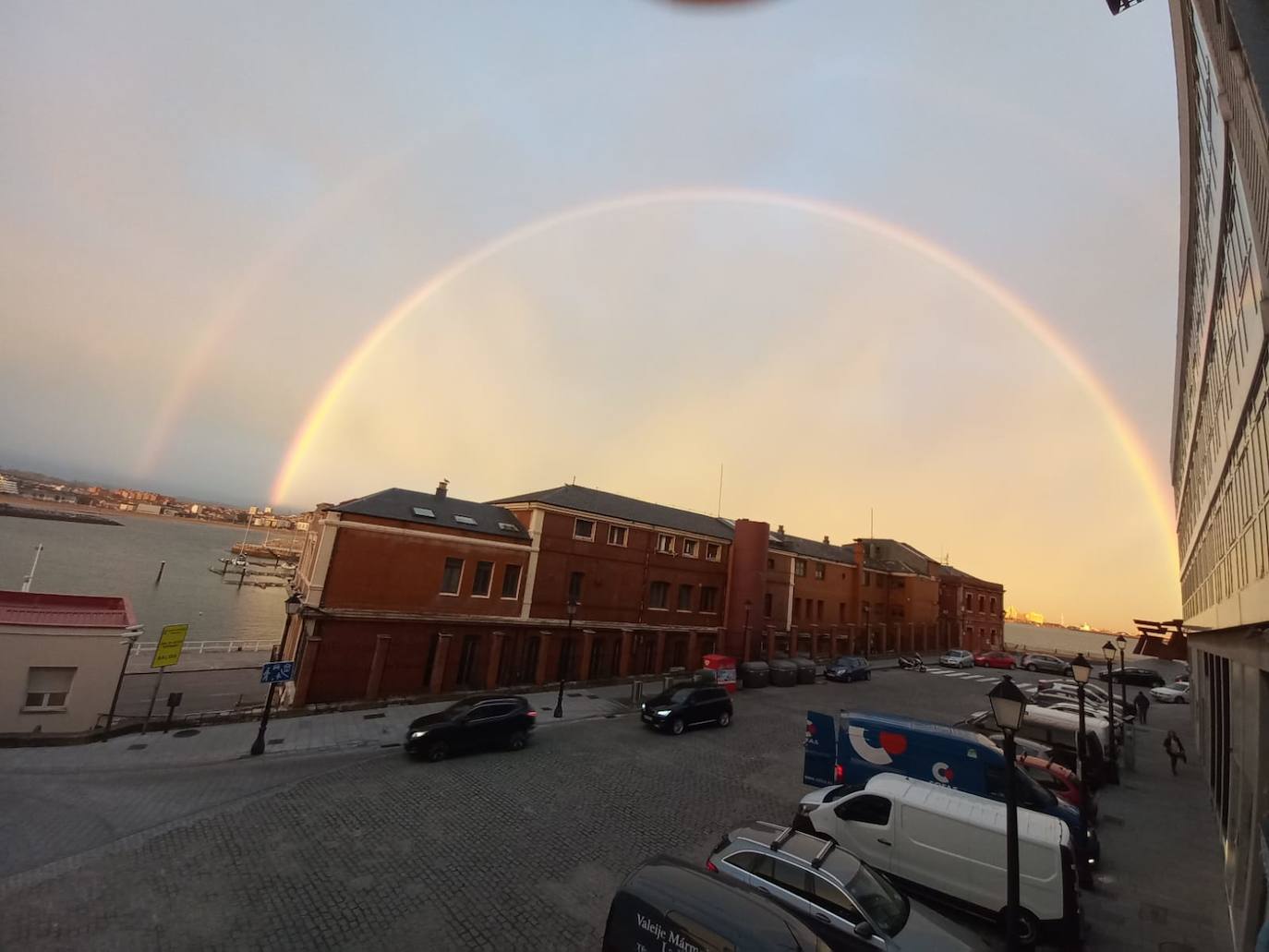 El espectacular arcoíris que dio los buenos días a Gijón