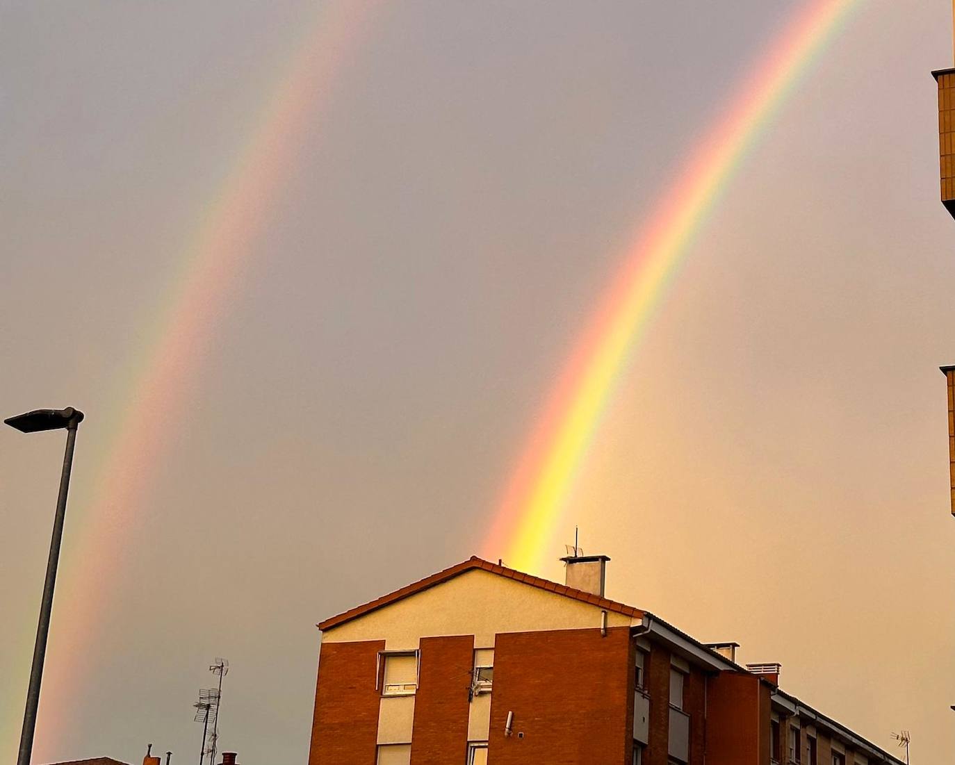 El espectacular arcoíris que dio los buenos días a Gijón