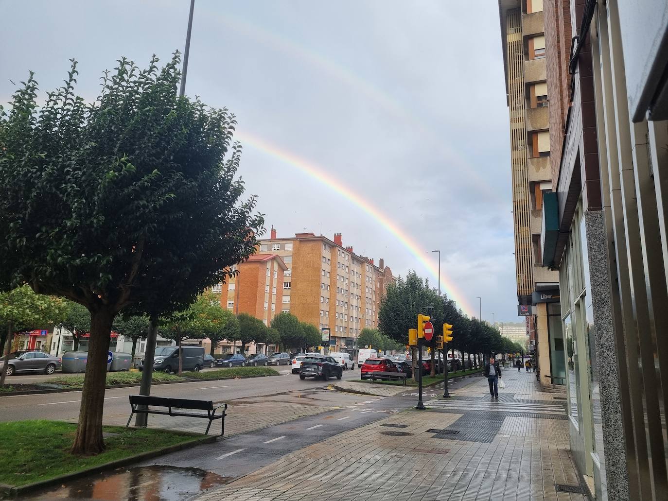 El espectacular arcoíris que dio los buenos días a Gijón